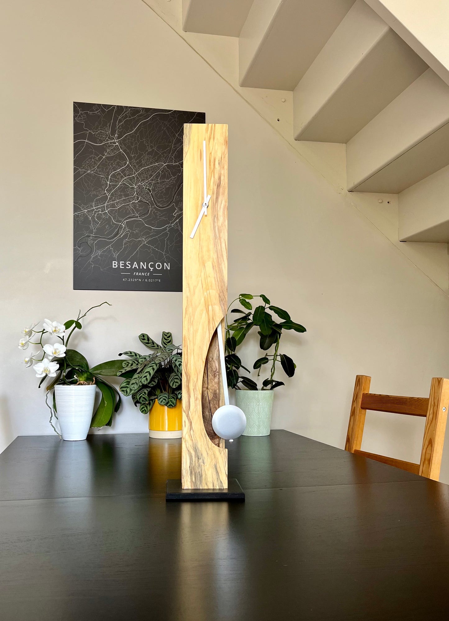 René Lietta, Horloge droite ouverte design avec pendule, ébénisterie d’art, 70 cm