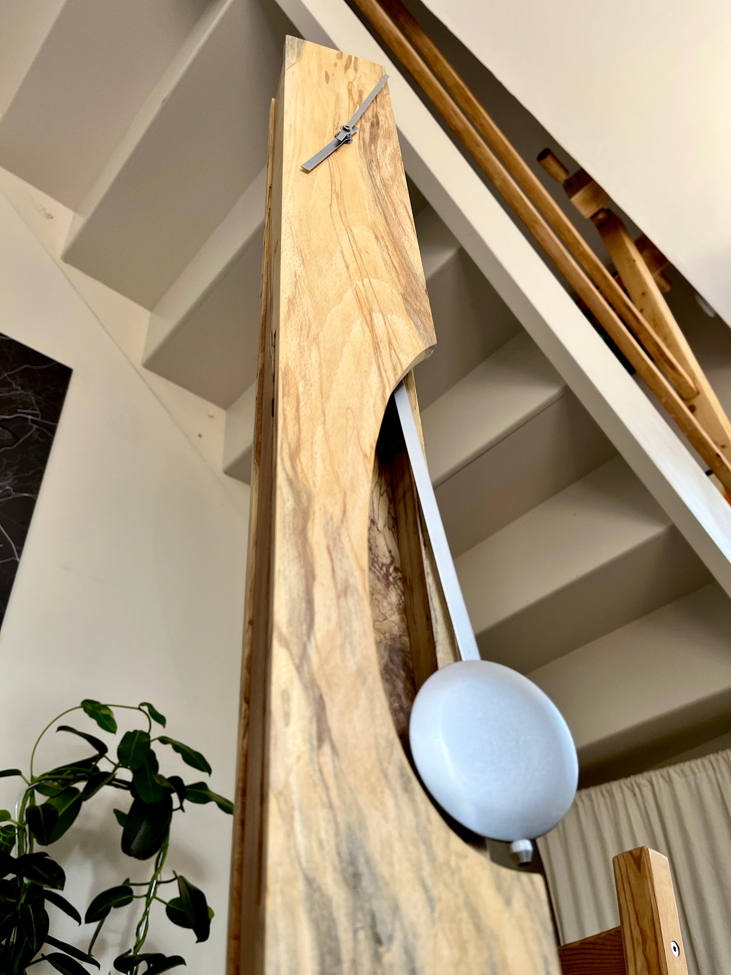 René Lietta, Horloge droite ouverte design avec pendule, ébénisterie d’art, 70 cm