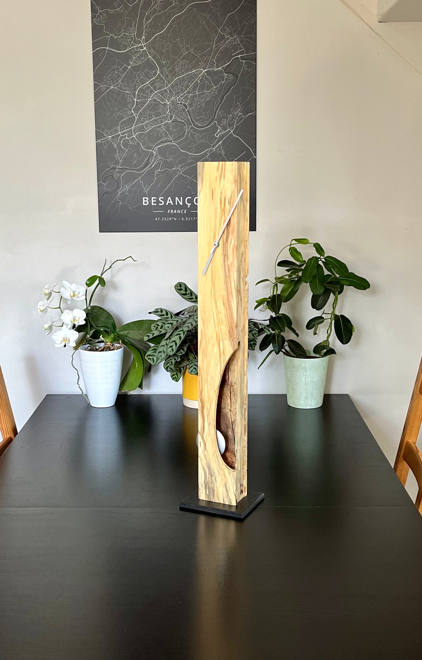René Lietta, Horloge droite ouverte design avec pendule, ébénisterie d’art, 70 cm