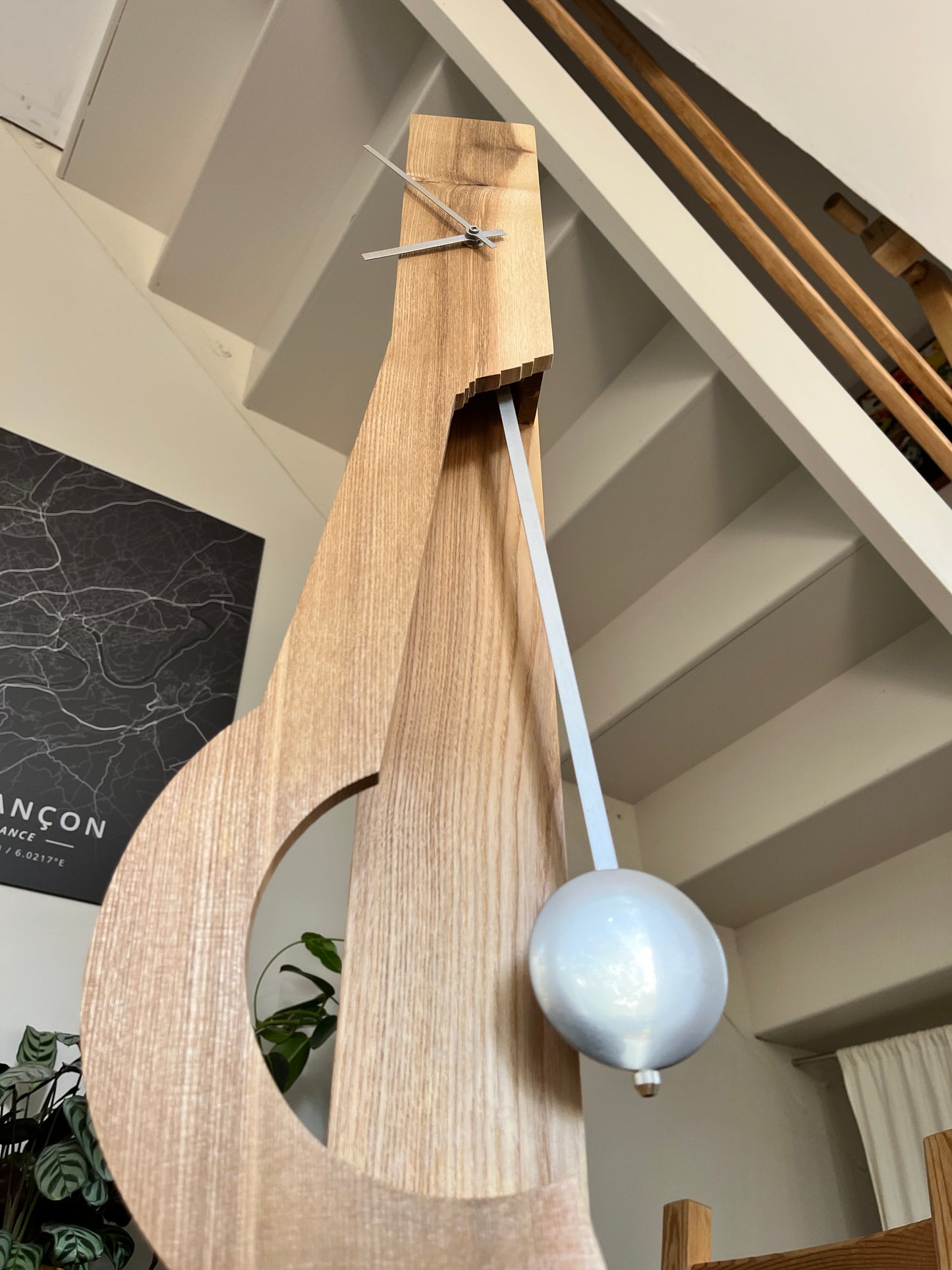 René Lietta, Horloge comtoise design avec pendule, ébénisterie d’art, 70 cm