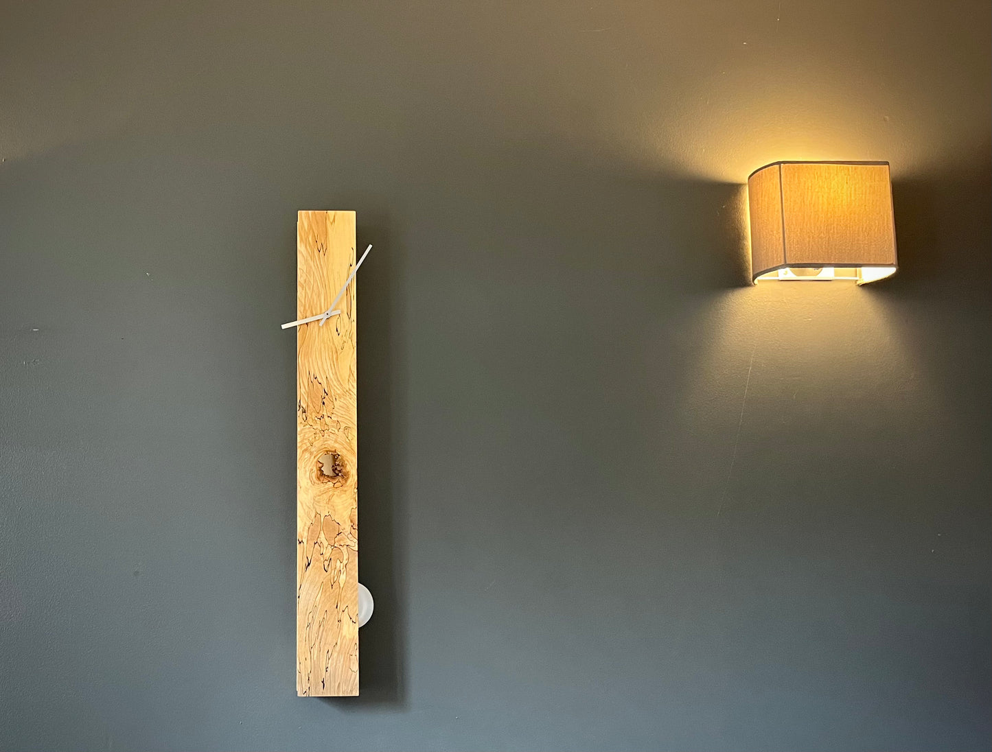 René Lietta, Horloge droite design avec pendule, ébénisterie d’art, 70 cm