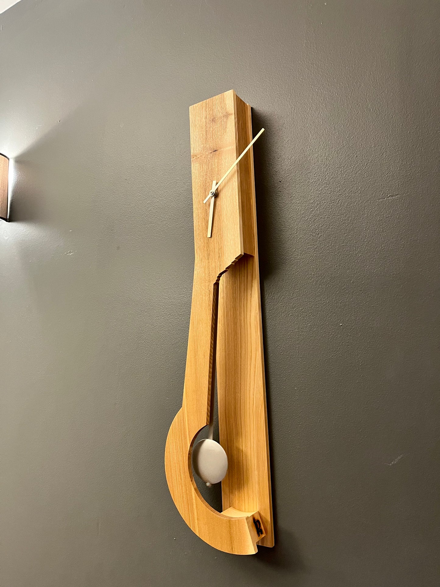René Lietta, Horloge comtoise design avec pendule, ébénisterie d’art, 70 cm